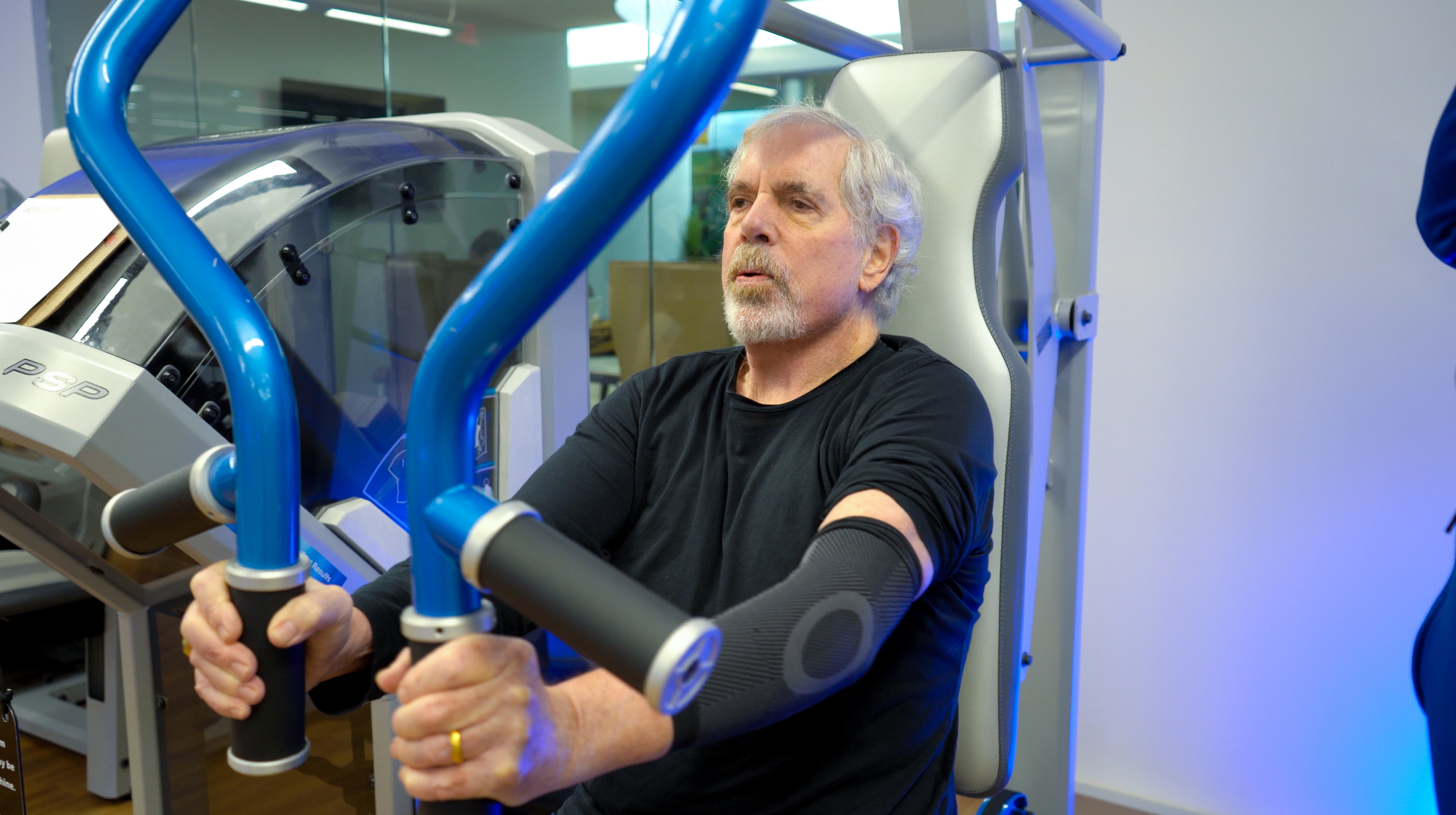 Coach training one-on-one neagtive training weights in x-force body studio